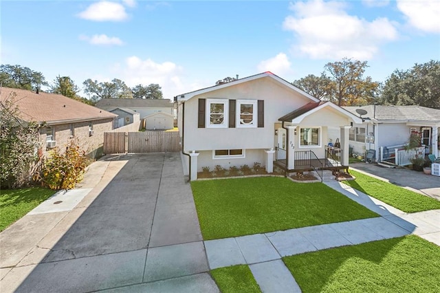 view of front of property featuring a front lawn