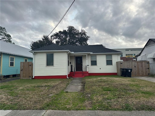 view of front of home featuring a front lawn