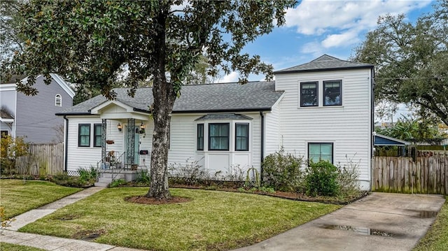 split level home with a front lawn