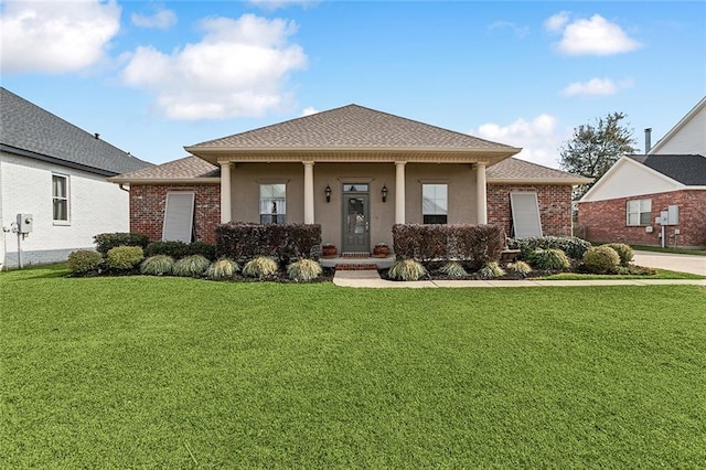 view of front of property featuring covered porch and a front lawn