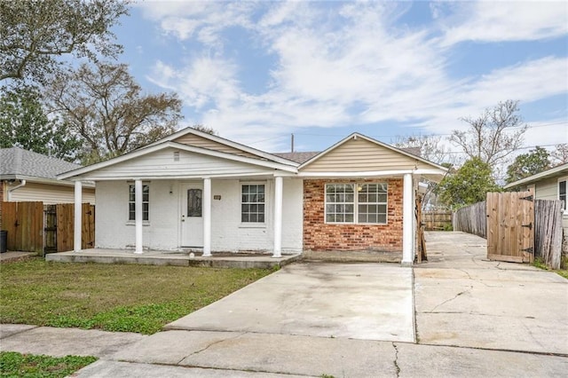 view of front of house with covered porch and a front lawn