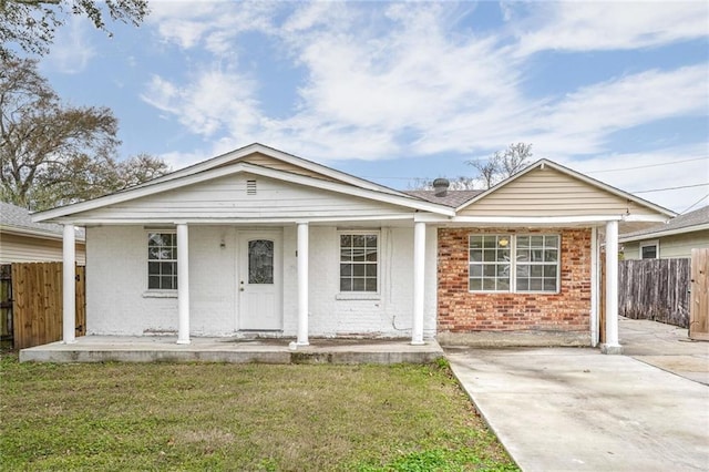 view of front of house featuring a front yard and covered porch