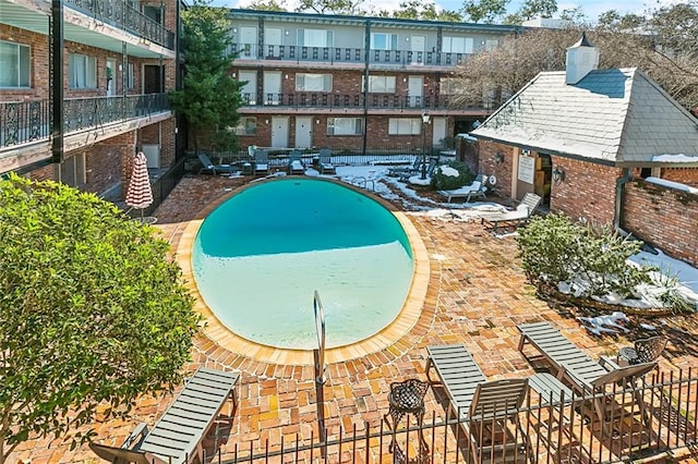 view of swimming pool