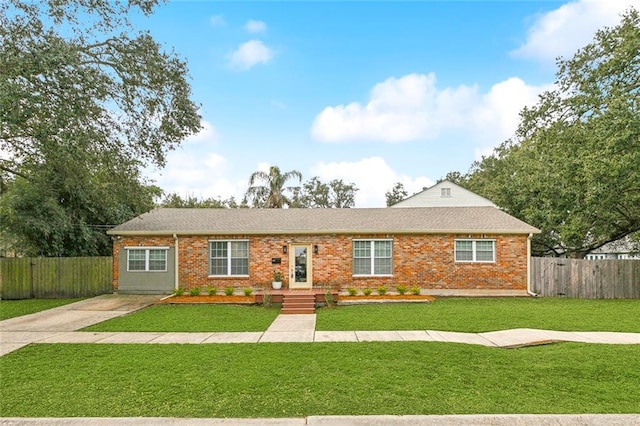 single story home with a front lawn