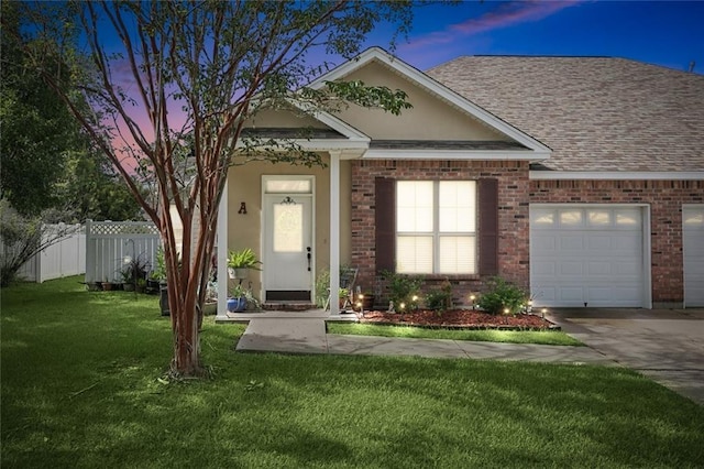 view of front of property featuring a yard