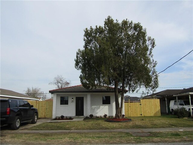 view of front of home featuring a front lawn