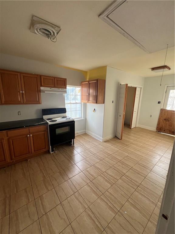 kitchen featuring electric stove