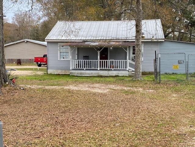 view of front facade with covered porch and a front yard