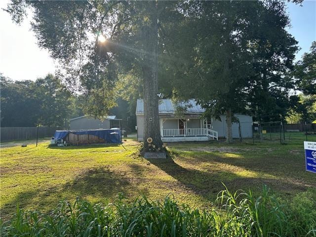 view of yard featuring a swimming pool