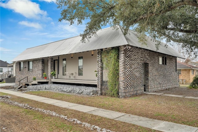 view of front facade featuring a porch