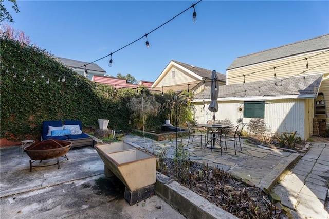 view of patio with an outdoor fire pit