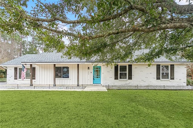 single story home with a front yard