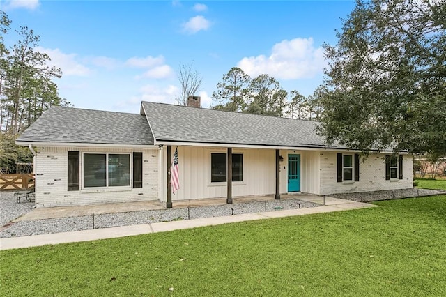 view of front facade featuring a front lawn