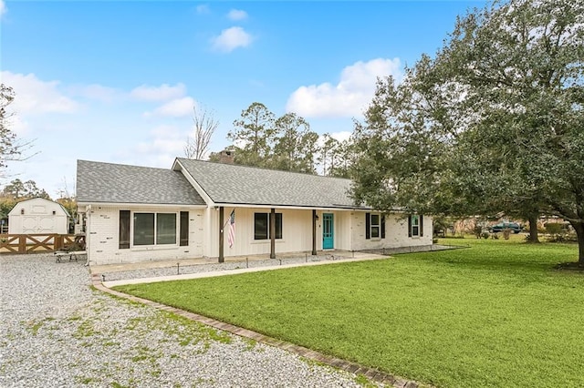 ranch-style house featuring a front yard