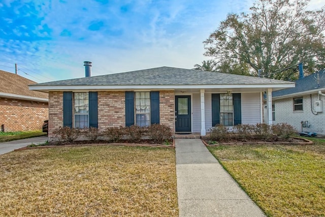 view of front facade featuring a front yard