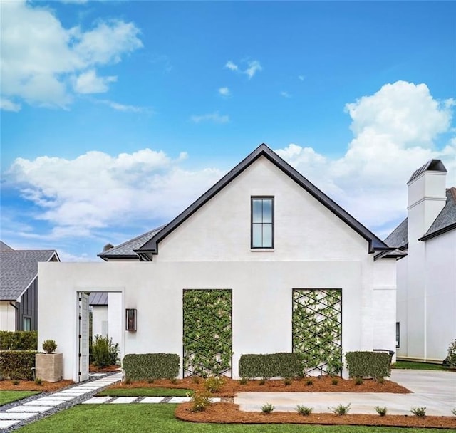 view of front facade with a front yard