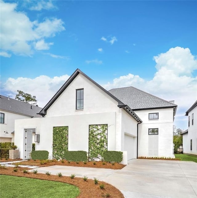 view of front of property featuring a front yard