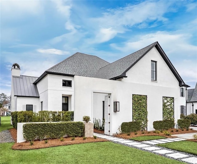 view of front of house featuring a front lawn