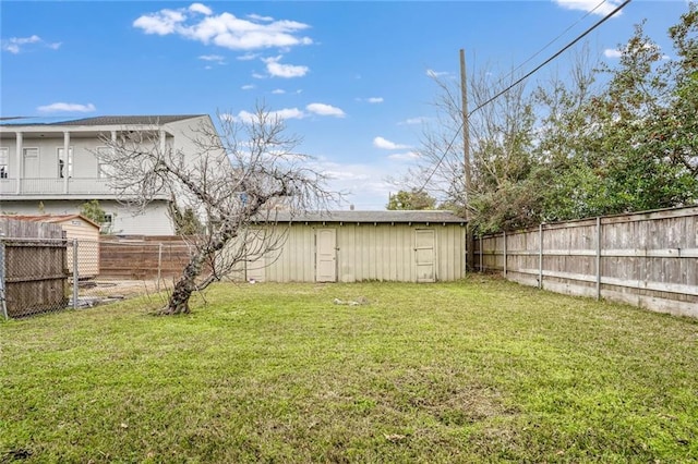 view of yard featuring a shed