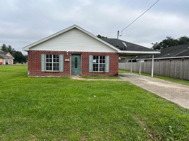 view of front of house with a carport and a front yard