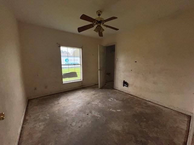 unfurnished room with concrete floors and ceiling fan