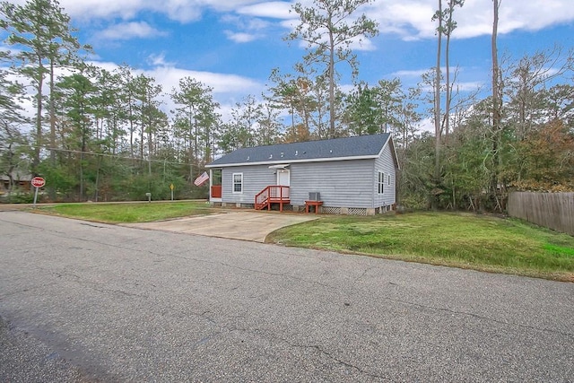 manufactured / mobile home featuring a front lawn