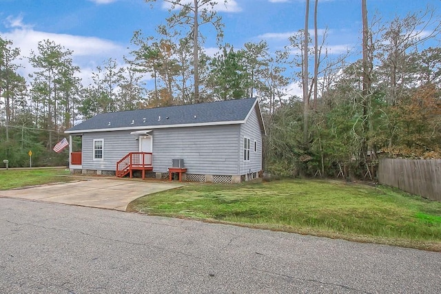 view of front of house featuring a front yard