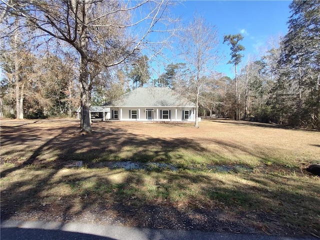 view of front facade with a front yard