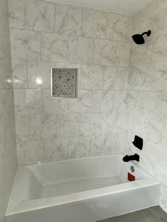 bathroom featuring tiled shower / bath combo