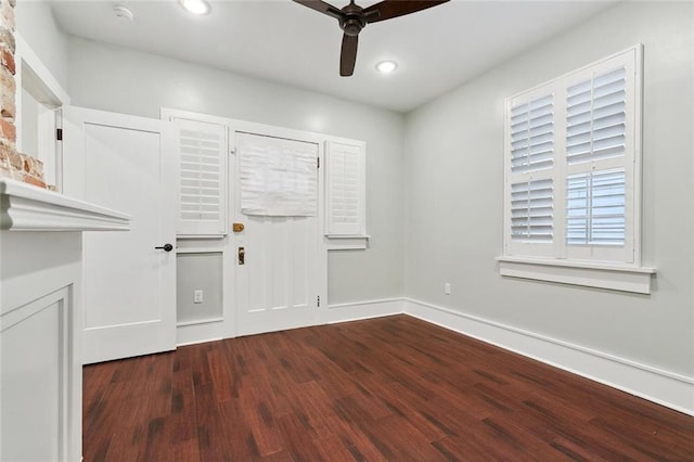 foyer featuring baseboards, a ceiling fan, wood finished floors, and recessed lighting