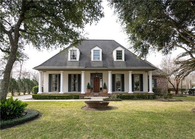 view of front facade featuring a front yard and covered porch