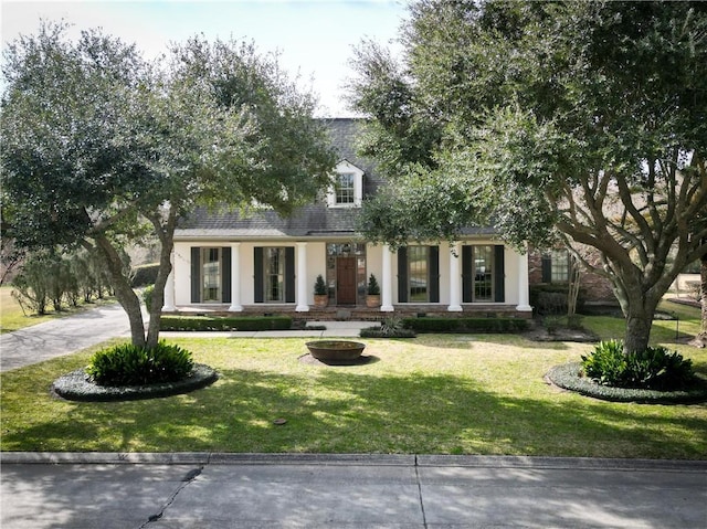 view of front facade featuring a front yard