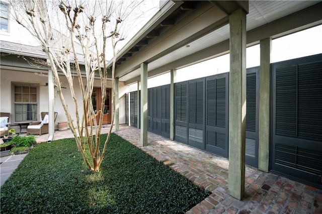 view of yard featuring an outdoor living space and a patio area