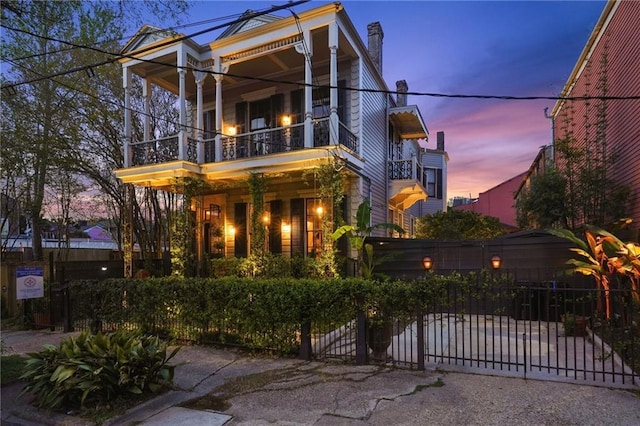 1013 Race St, New Orleans, LA 70130 - view of front facade featuring a balcony