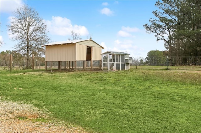 view of yard featuring an outbuilding