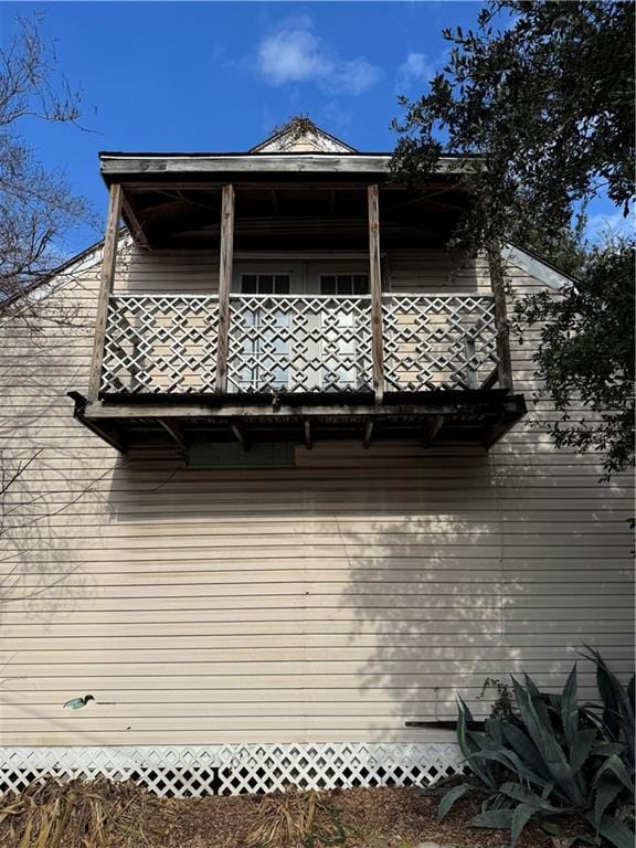 view of side of property featuring a balcony