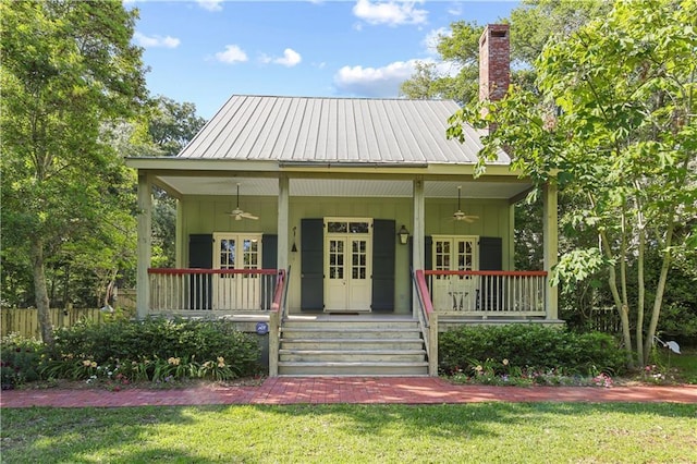 view of front facade featuring ceiling fan, covered porch, and a front yard