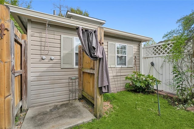 view of outdoor structure featuring a yard