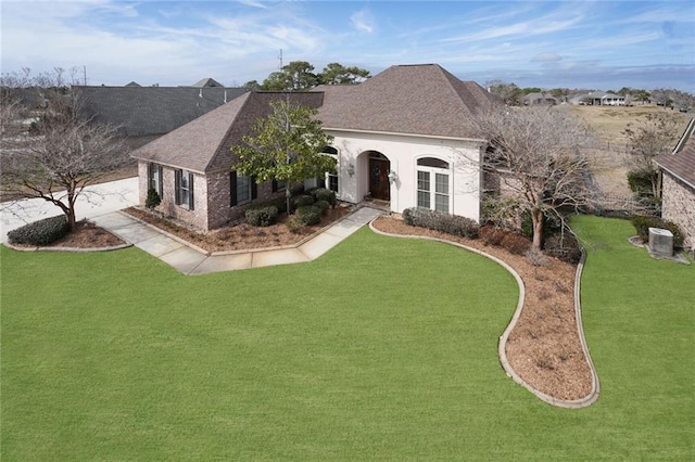 view of front of house featuring a front lawn