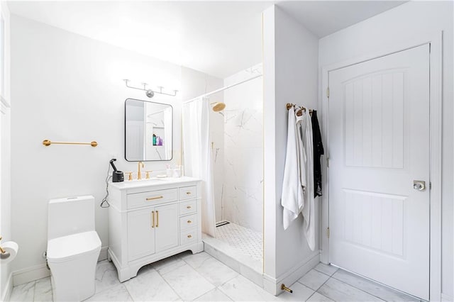 bathroom featuring a shower with curtain, vanity, and toilet