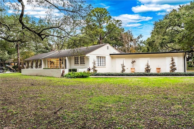 view of front of house featuring a front yard