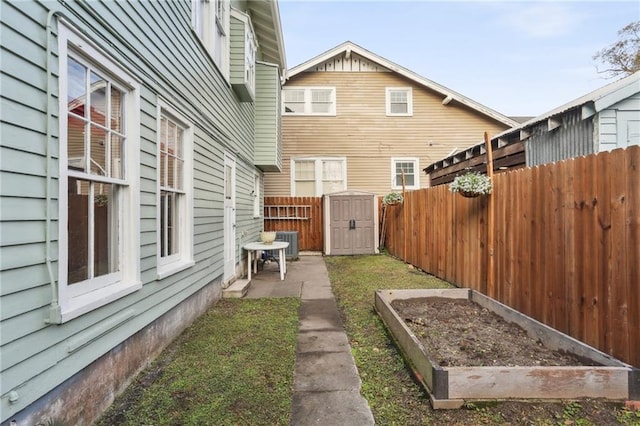 view of yard featuring a shed