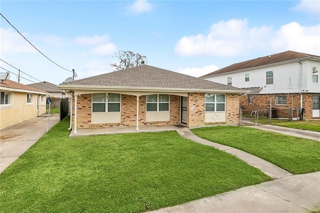 view of front of property featuring a front yard