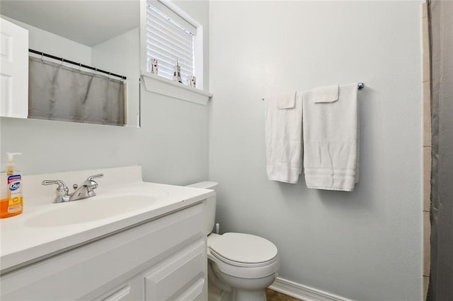 bathroom featuring a shower with curtain, vanity, and toilet