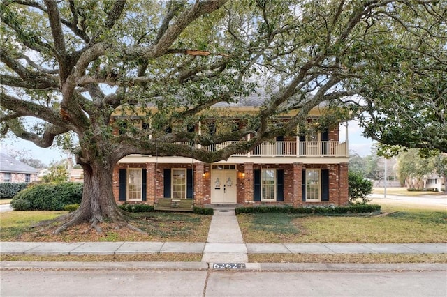 view of front of home featuring a front yard