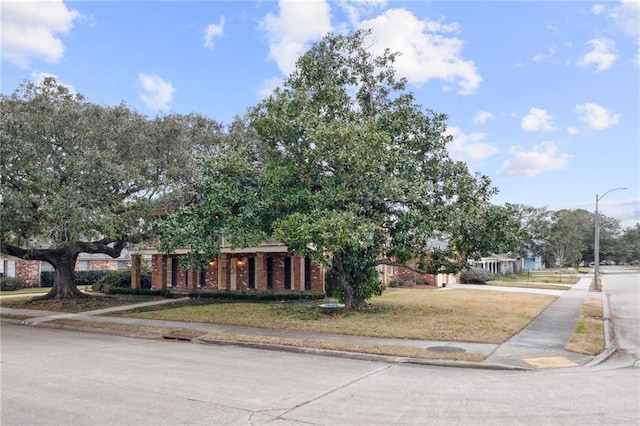 view of front of property with a front yard