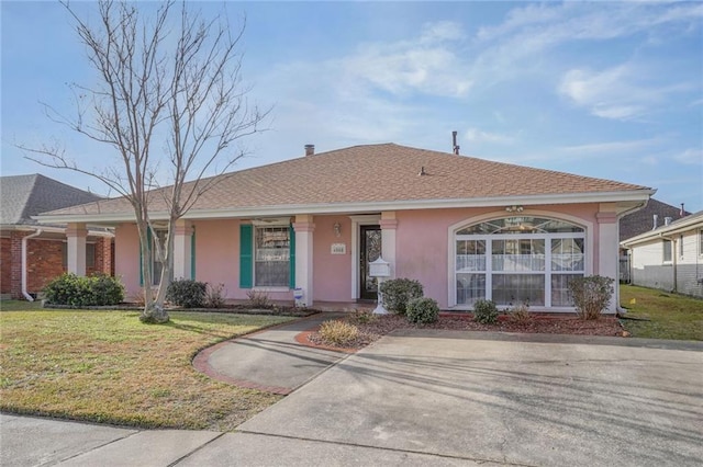 ranch-style house featuring a front lawn