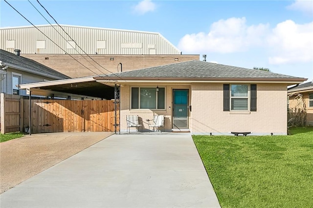 view of front facade with a front yard