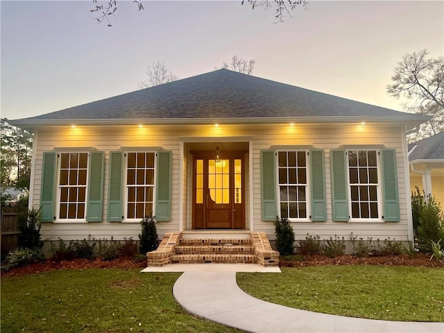 view of front of property featuring a yard