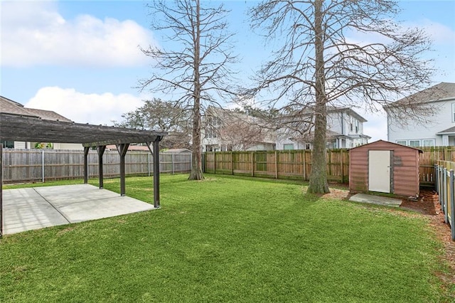 view of yard featuring a storage shed, a pergola, and a patio area